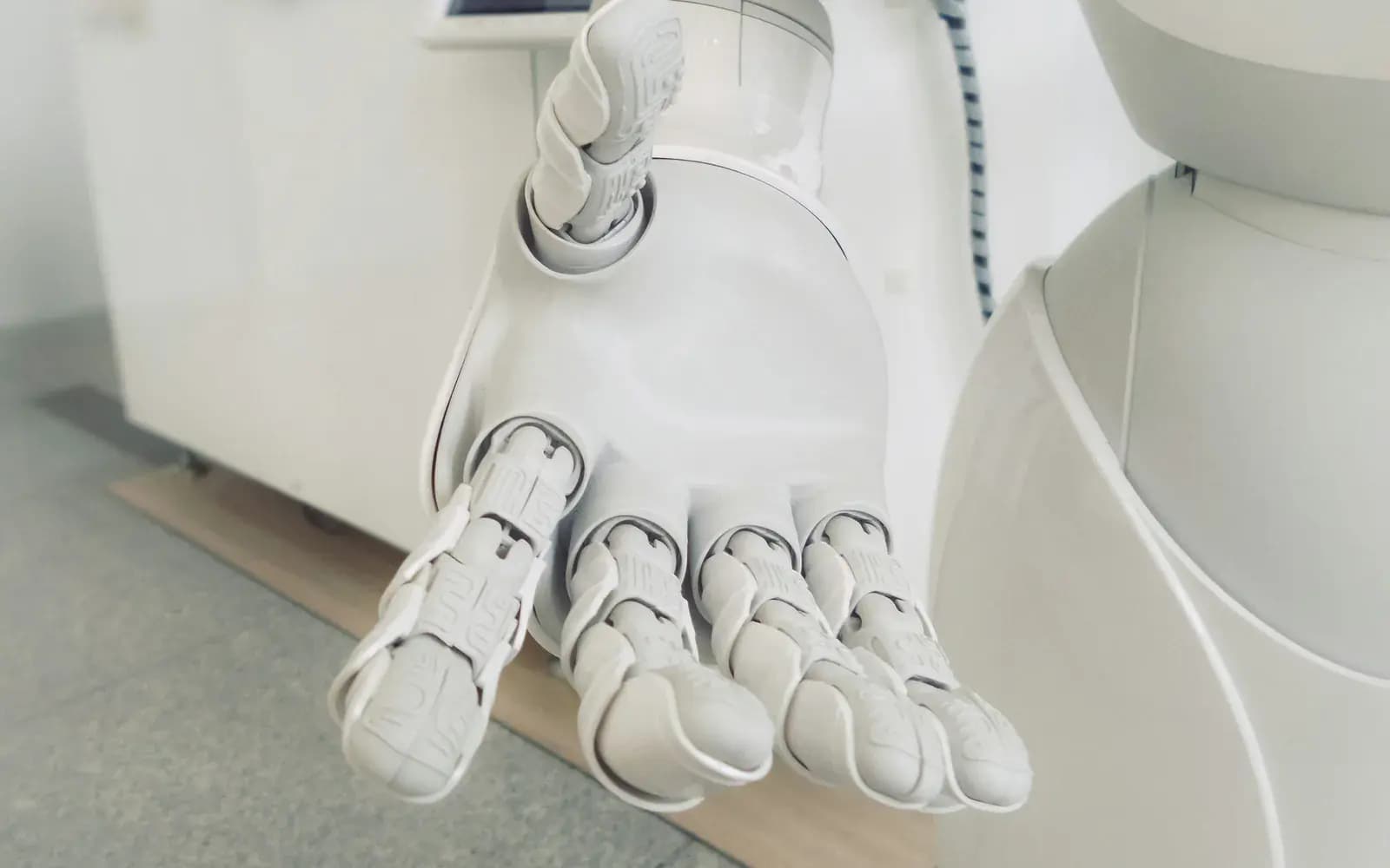 Weiße Roboterhand mit geöffneter Handfläche