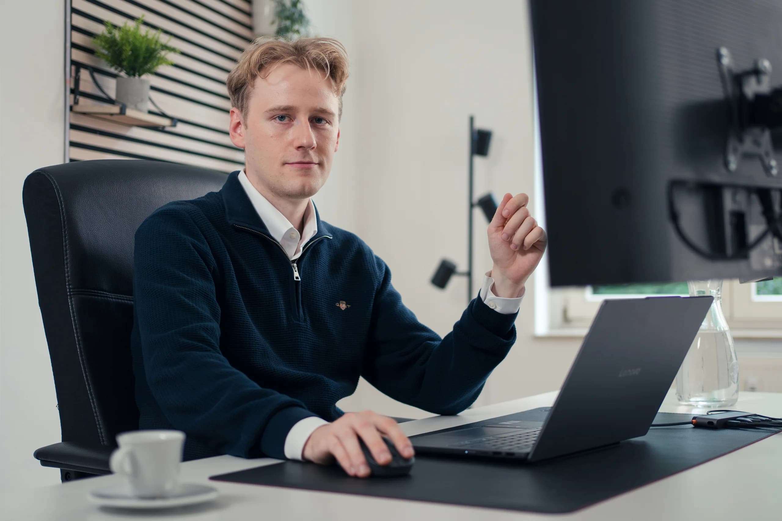 Ein Mitglied des BLAID-Teams am Schreibtisch mit Laptop und Monitor